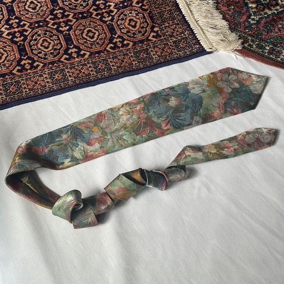 Moore’s “Very” 1980’s floral pattern tie - Picture 4 of 7